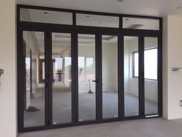 Sửa Cửa Nhôm Kính Tại TP Vinh Nên Gọi Thợ Tự Do Hay Công Ty Uy Tín?